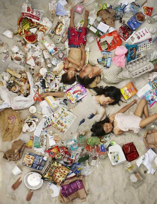 Американці та їх тижневе сміття. Фотограф з Каліфорнії Грег Сегал (Gregg Segal) вирішив дати візуальне уявлення про проблему сміття в США.