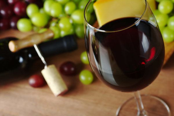 Як червоне вино впливає на здоров'я чоловіків?. Німецькі дослідники з Інституту імені Роберта Коха з'ясували, що червоне вино може значно поліпшити чоловіче здоров'я.