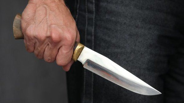 Вбивство чоловіка у Дніпрі, через підозру в крадіжці акумулятора. Чоловік вважав, що точно встановив особу грабіжника і вчинив самосуд - вдарив підозрюваного ножем у груди.
