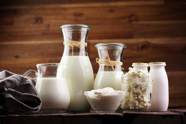 В українських фермерів криза: подешевіло молоко. Переробники кажуть що це через надлишок пропозиції молока на ринку.