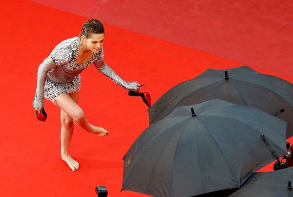 Крістен Стюарт роззулася на червоній доріжці Каннського фестивалю. Актриса висловила протест проти нав'язаного дрес-коду.