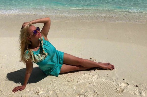 Співачка  Анна Семенович поділилася пляжними фото в купальнику. 38-річна співачка ділиться сонячними знімками з відпочинку в Instagram.