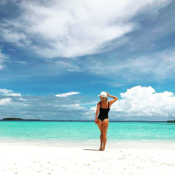 Співачка  Анна Семенович поділилася пляжними фото в купальнику. 38-річна співачка ділиться сонячними знімками з відпочинку в Instagram.