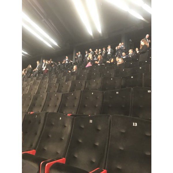 На Каннському фестивалі з презентації фільму Ларса фон Трієра пішла сотня глядачів. Через надмірну жорстокость фільму зал покинуло більша половина глядачів.