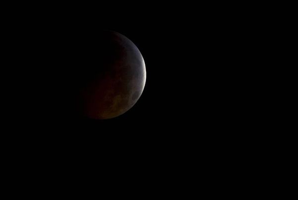 У липні українці побачать унікальне місячне затемнення 21 століття. Місяць сховається в тіні нашої планети на рекордні 103 хвилини.