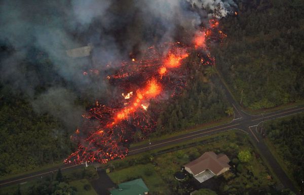 Вчені: вулкан Кілауеа на Гаваях, що вивергається може вибухнути (+ фото, відео). Вулкан Кілауеа викидає в повітря величезні хмари попелу на висоту майже чотири кілометри.