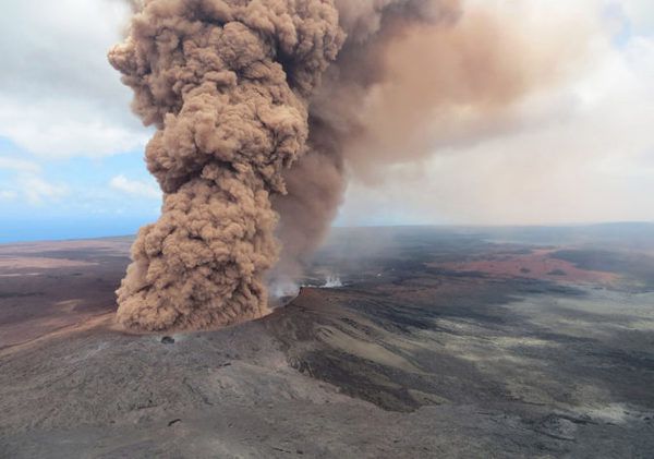 Вчені: вулкан Кілауеа на Гаваях, що вивергається може вибухнути (+ фото, відео). Вулкан Кілауеа викидає в повітря величезні хмари попелу на висоту майже чотири кілометри.