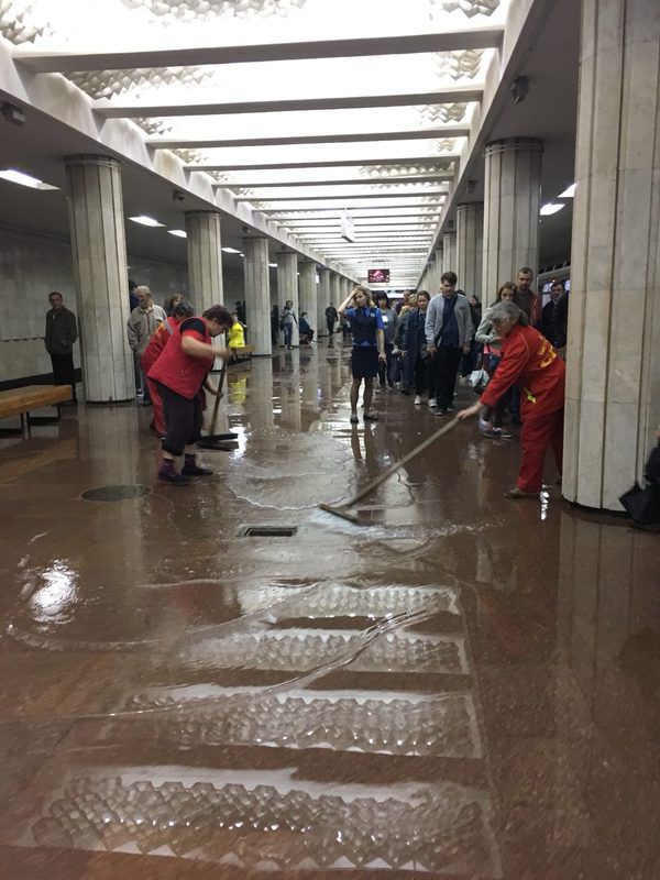 У Харкові залило вестибюль станції метро. Фото. У "підземці" стався прорив труби з холодною водою.
