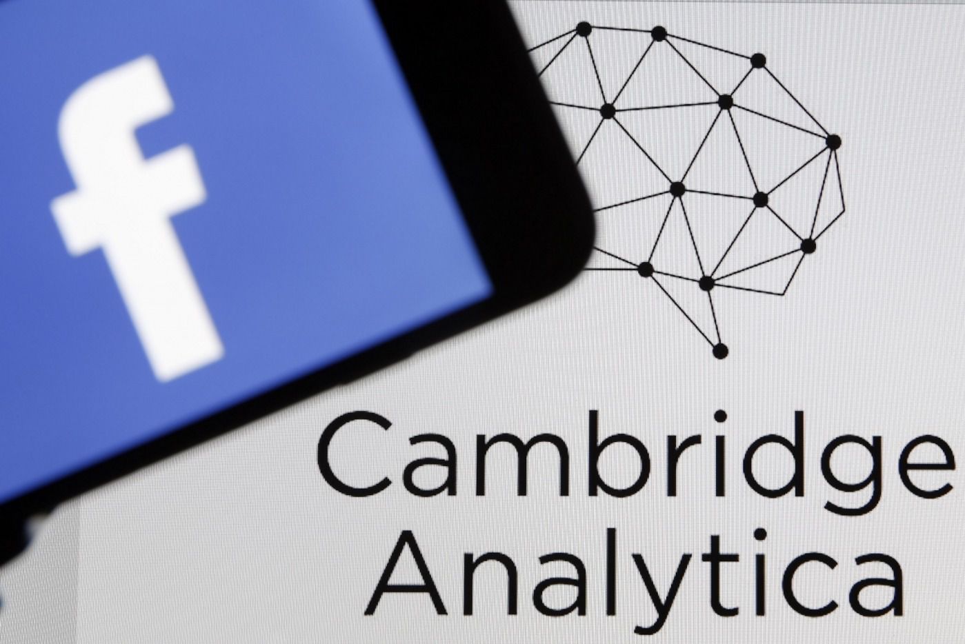 ФБР почало розслідування діяльності Cambridge Analytica. Компанію підозрюють у збиранні даних 87 мільйонів користувачів соцмережі Facebook без їх згоди.