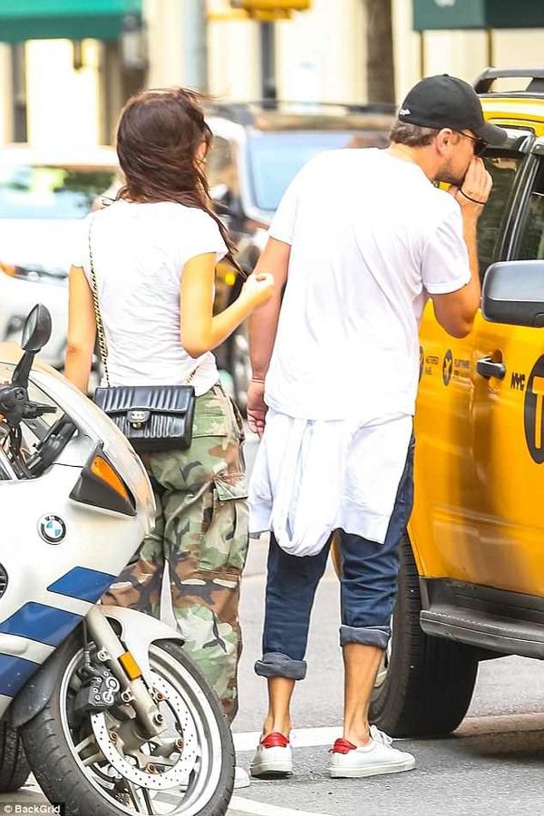 Дікапріо засвітився на прогулянці зі своєю новою коханою: опубліковано фото. Пару помітили в Нью-Йорку.