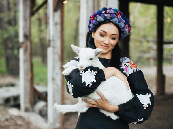 Стильні дівчата в сучасних українських вишиванках (Фото). Мода на вишиванки ніколи не зникне.