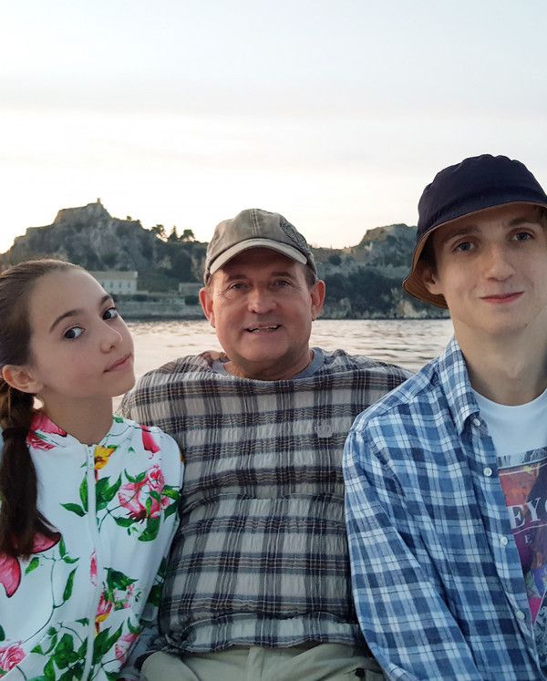 Оксана Марченко поділилася рідкісними фотографіями чоловіка та сім'ї. Оксана Марченко порадувала шанувальників своєї сторінки в Інстаграм свіжими сімейними фотографіями.