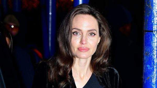 Анджеліна Джолі знову вийшла в світ, одягнувши "траурну" сукню. Останнім часом актриса все частіше з'являється на публіці в чорному.