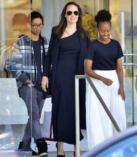 Анджеліна Джолі знову вийшла в світ, одягнувши "траурну" сукню. Останнім часом актриса все частіше з'являється на публіці в чорному.
