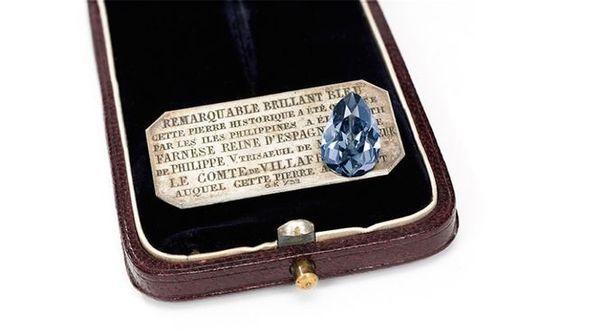 Рідкісний блакитний діамант продали на аукціоні за $6,7 мільйонів. Рідкісний блакитний діамант був проданий на популярному аукціоні sotheby's в Женеві за рекордну ціну в 6,7 мільйонів доларів - на 1,4 мільйонів доларів дорожче, ніж очікували експерти.