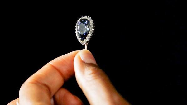 Рідкісний блакитний діамант продали на аукціоні за $6,7 мільйонів. Рідкісний блакитний діамант був проданий на популярному аукціоні sotheby's в Женеві за рекордну ціну в 6,7 мільйонів доларів - на 1,4 мільйонів доларів дорожче, ніж очікували експерти.