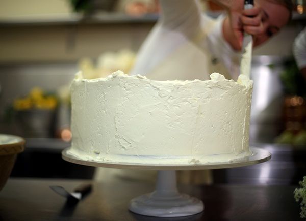 Кондитер показала весільний торт принца Гаррі і Меган Маркл. Наречена відмовилася від торта з цукатами, яким годували гостей на всіх королівських весіллях.