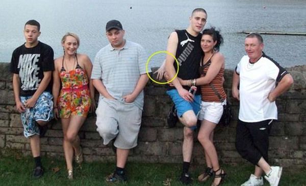 На сімейному фото виявили дивну руку, яка вилізла позаду людей. Ідилічна сімейна фотографія викликала справжній шок серед членів родини дівчини по імені Риннис Трелф.