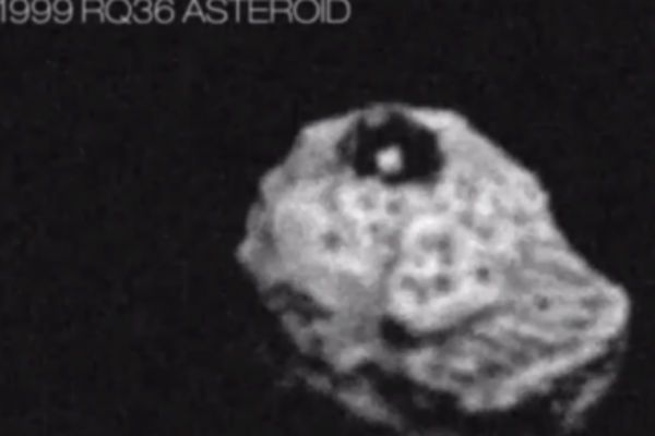 На астероїді, що летить до землі виявлена загадкова чорна піраміда. Вчені НАСА опублікували відео наближаючогося до нас астероїда під кодовим номером 1999 RQ36.