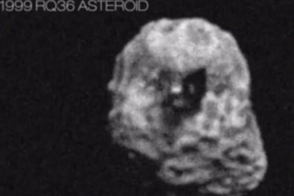 На астероїді, що летить до землі виявлена загадкова чорна піраміда. Вчені НАСА опублікували відео наближаючогося до нас астероїда під кодовим номером 1999 RQ36.