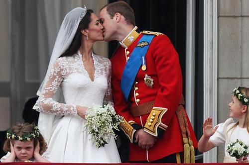 Фанати згадали найсмішніші моменти на королівських весіллях. Королівські весілля – це, безумовно, подія, яка має пройти «без сучка, без задирочки».