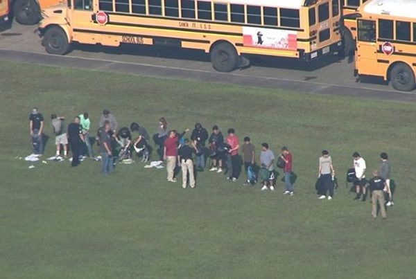 Подробиці стрілянини в Техасі: нападник виявився 17-річним школярем. В організації атаки з вогнепальною зброєю, яка забрала життя 10 осіб, підозрюють двох підлітків.