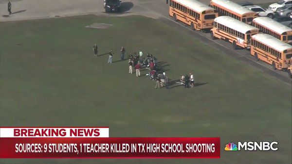 Подробиці стрілянини в Техасі: нападник виявився 17-річним школярем. В організації атаки з вогнепальною зброєю, яка забрала життя 10 осіб, підозрюють двох підлітків.