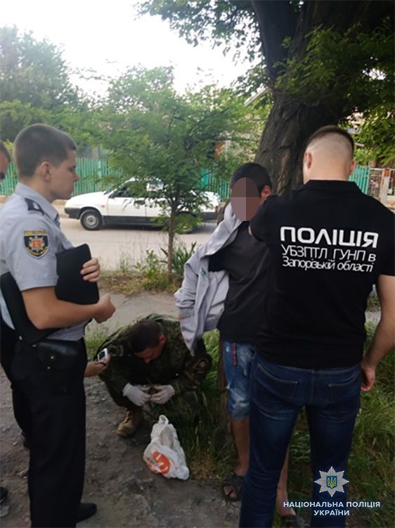 У Запоріжжі по місту гуляв чоловік з бойовими гранатами в руках. Як підозрюють поліцейські, чоловік намагався продати боєприпаси.
