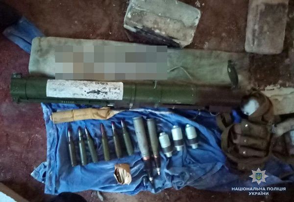 У Запоріжжі по місту гуляв чоловік з бойовими гранатами в руках. Як підозрюють поліцейські, чоловік намагався продати боєприпаси.
