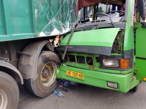 В місті Кам'янське (Дніпропетровська область) рейсовий автобус врізався у вантажівку. В результаті зіткнення постраждали 22 людини. В результаті події постраждали 22 пасажири, з них троє дітей.
