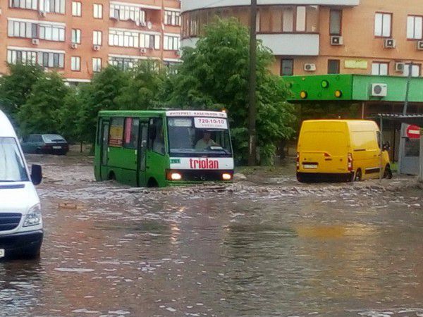 На вулицях Харкова утворилися річки. У місті 18 травня пройшов дощ з грозою і випав град. Зливова система не відразу впоралася з потужними опадами.