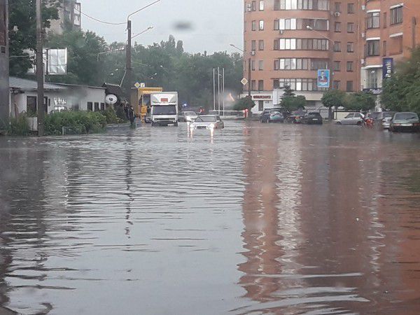На вулицях Харкова утворилися річки. У місті 18 травня пройшов дощ з грозою і випав град. Зливова система не відразу впоралася з потужними опадами.