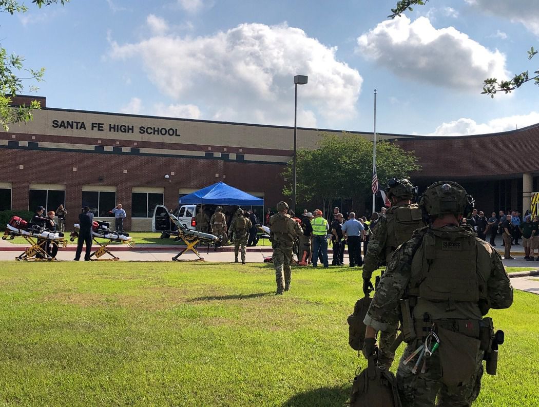 У Техасі, США невідомий розстріляв учнів: загинули 10 людей. Точна кількість потерпілих не уточнюється.