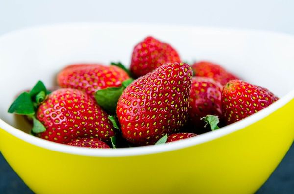 Причини з'їсти полуницю -  у чому користь ягоди!. Полуниця є однією з найпопулярніших ягід у світі – вона багата різноманітними антиоксидантні та вітаміни.