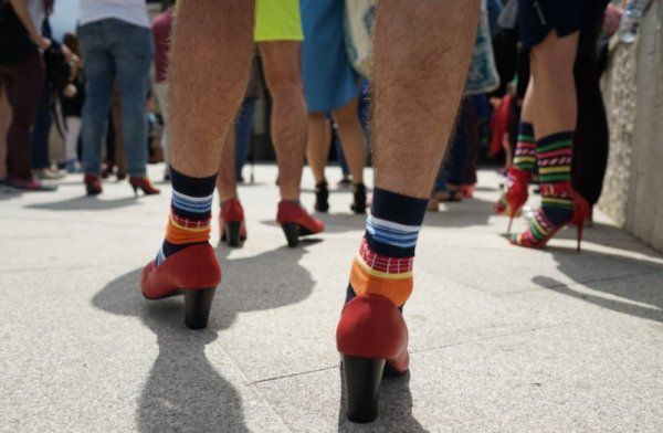 Чоловіки одягли жіноче взуття в знак протесту проти насильства. Кілометровий марш в жіночому взутті був проведений у Болгарії в шостий раз.