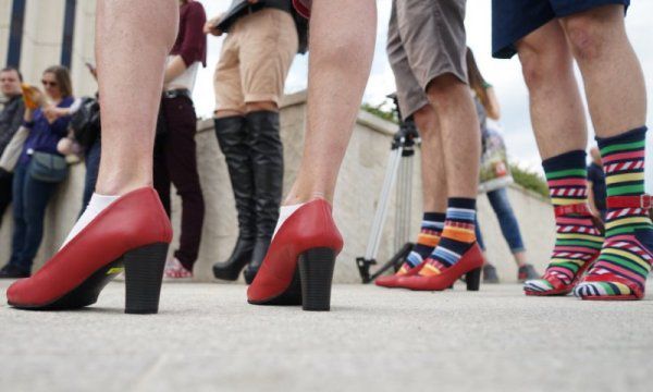 Чоловіки одягли жіноче взуття в знак протесту проти насильства. Кілометровий марш в жіночому взутті був проведений у Болгарії в шостий раз.