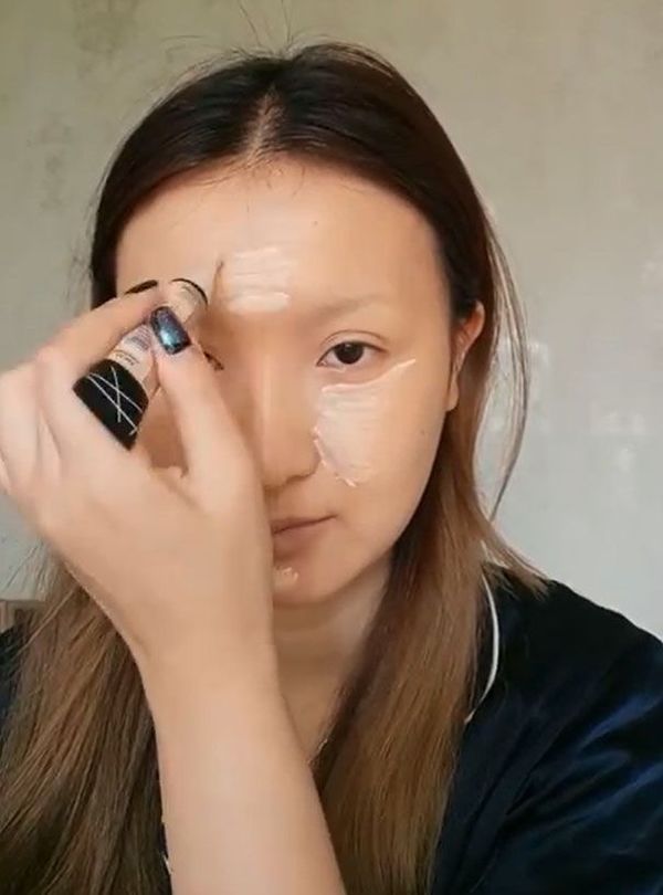 Неймовірне перевтілення в Мону Лізу (Фото). Відома китайська влоггерша продемонструвала, як вона перевтілюється у відомих людей за допомогою макіяжу.