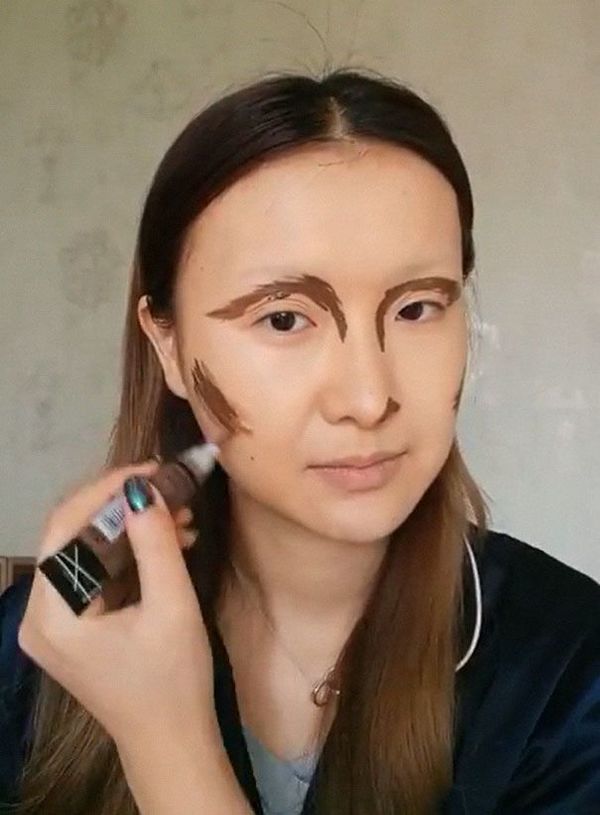 Неймовірне перевтілення в Мону Лізу (Фото). Відома китайська влоггерша продемонструвала, як вона перевтілюється у відомих людей за допомогою макіяжу.