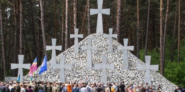 Сьогодні,в Україні відзначається День пам'яті жертв політичних репресій. 20 травня, в Україні відзначається День пам'яті жертв політичних репресій. У Биківнянському лісі знаходиться найбільше в Україні місце поховання.