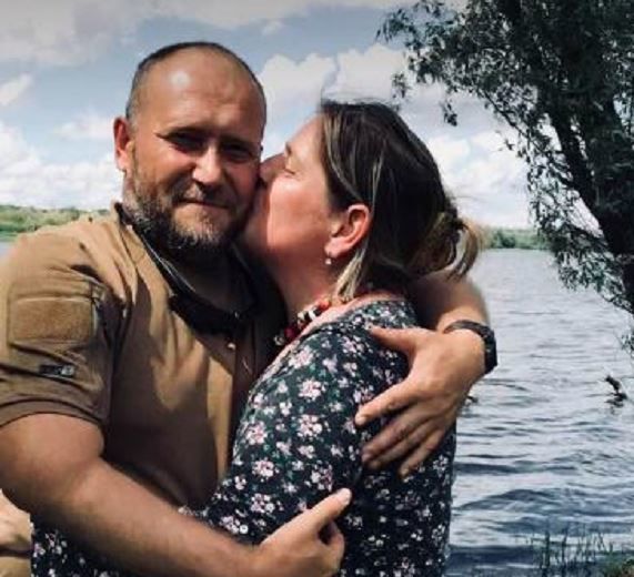 Дмитро Ярош показав романтичне фото з коханою жінкою Ольгою. У лютому 2018 року пара відзначила важливий ювілей – 25 років спільного життя.