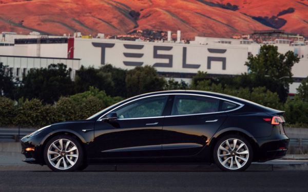 Модель електрокара Tesla з двома двигунами, анонсував Ілон Маск. Глава Tesla, Ілон Маск оголосив про швидкий випуск нової двомоторної Tesla.