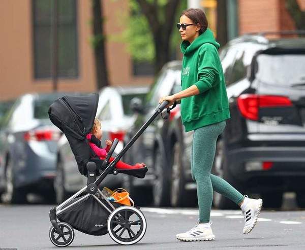 Папараці зняли Ірину Шейк на прогулянці із донькою. Модель продемонструвала стильний розслаблений образ.