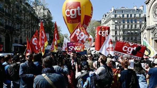 У Франції страйкують мільйони людей. Профспілки організували страйк п'яти мільйонів французів.