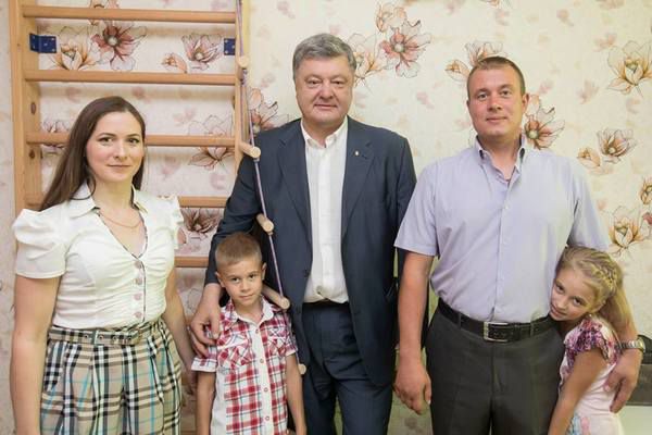 Легендарний "Кіборг" сьогодні святкує свій 36 рік народження. Президент Петро Порошенко привітав танкіста з Днем народження.
