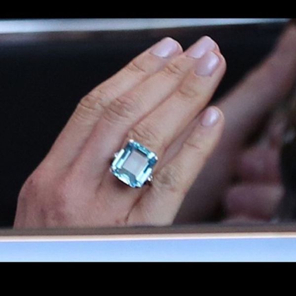 Меган Маркл після вінчання наділа обручку принцеси Діани: опубліковано фото. Принц Гаррі подарував дружині перстень матері.