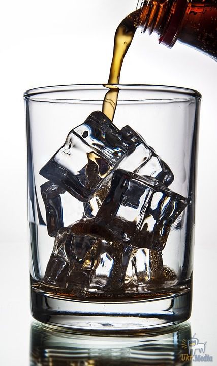 Названо напій, який шкодить печінці сильніше горілки. Любителям подібних напоїв загрожує можливий розвиток серйозних захворювань.