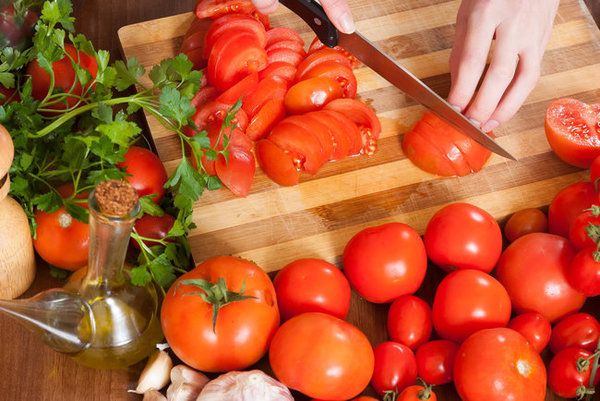 Поради щодо приготування страв з помідорами. Томати заборонено зберігати в холодильнику.