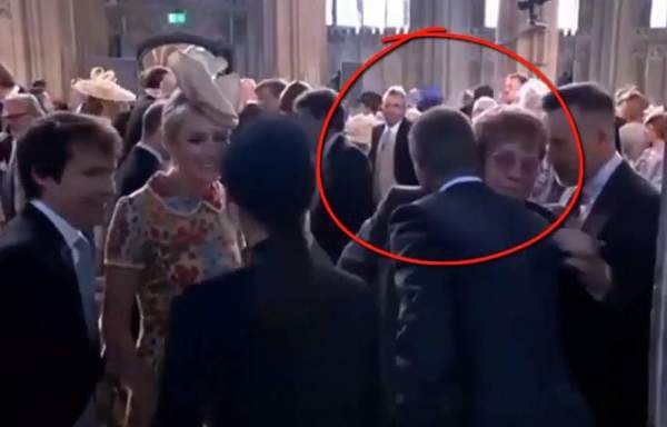 Незвичайне привітання: Елтон Джон поцілувався з Девідом Бекхемом. Знаменитості зустрілися на весіллі принца Гаррі.