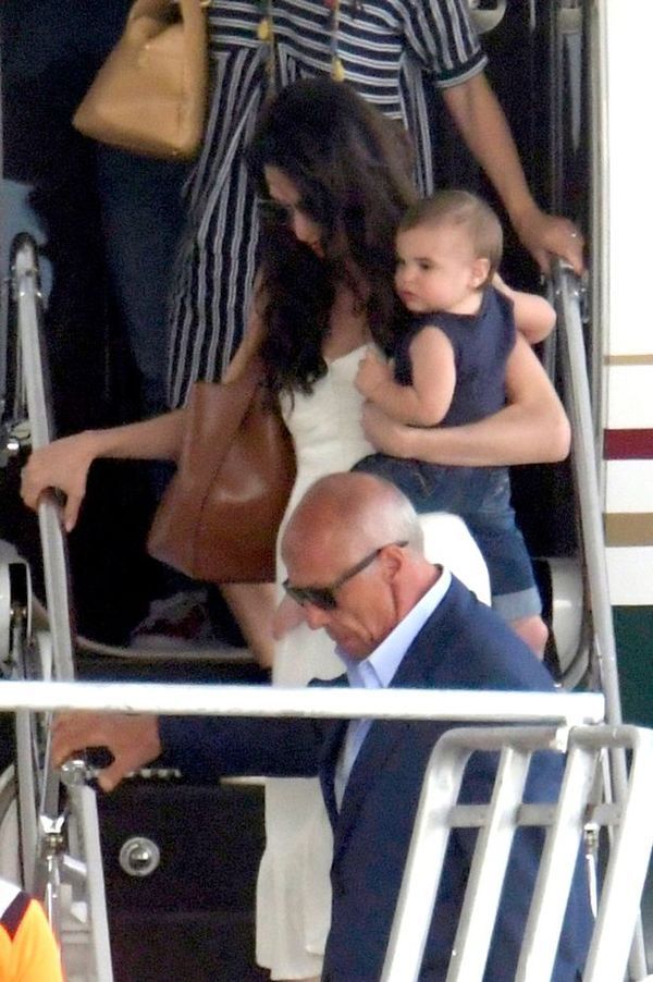 У мережі з'явилися перші фото близнюків Джорджа Клуні. Пару зустріли з дітьми в аеропорту.