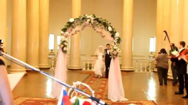 Конфуз на весіллі: Наречена запам'ятається гостям надовго (відео). В самий відповідальний момент удача перестає посміхатися нареченій.